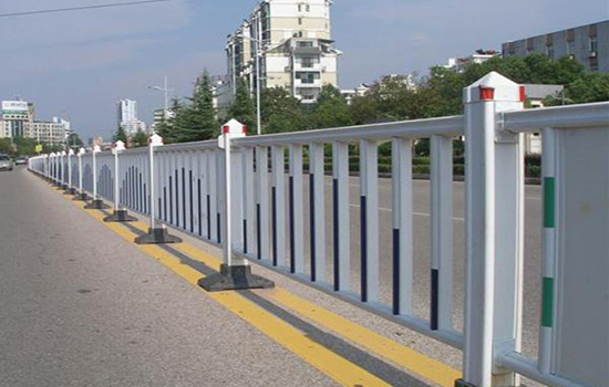 小區(qū)道路<a href=http://www.su-shi.net target=_blank class=infotextkey>護(hù)欄</a>