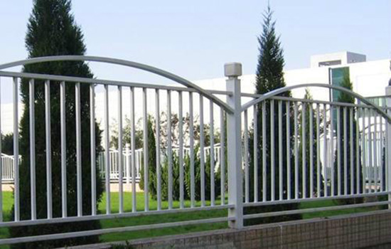 鐵藝圍墻<a href=http://www.su-shi.net target=_blank class=infotextkey>護(hù)欄</a>