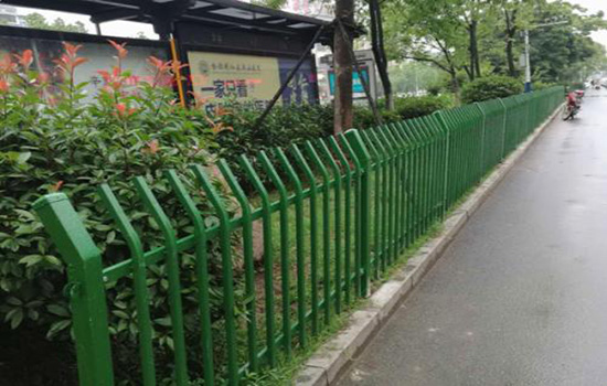 綠化帶隔離<a href=http://www.su-shi.net target=_blank class=infotextkey>護(hù)欄</a>