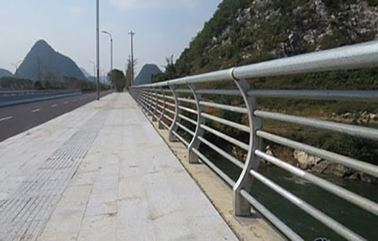 公路隔離<a href=http://www.su-shi.net target=_blank class=infotextkey>護(hù)欄</a>