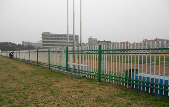 操場(chǎng)<a href=http://www.su-shi.net target=_blank class=infotextkey>護(hù)欄</a>