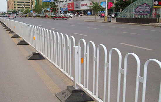 鋅鋼交通<a href=http://www.su-shi.net target=_blank class=infotextkey>護(hù)欄</a>