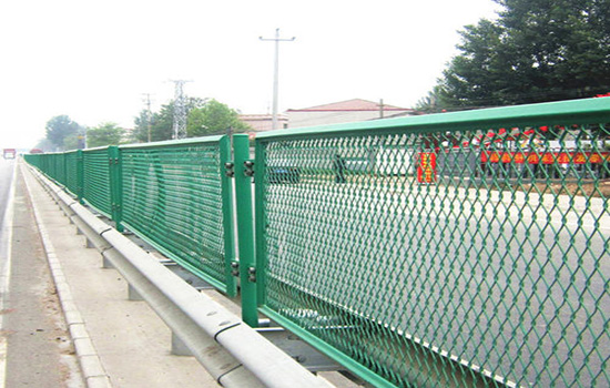 防眩<a href=http://www.su-shi.net target=_blank class=infotextkey><a href=http://www.su-shi.net target=_blank class=infotextkey>護(hù)欄</a>網(wǎng)</a>