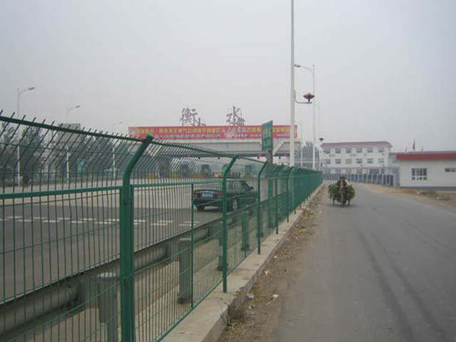 高速<a href=http://www.su-shi.net target=_blank class=infotextkey><a href=http://www.su-shi.net target=_blank class=infotextkey>圍欄</a>網(wǎng)</a>